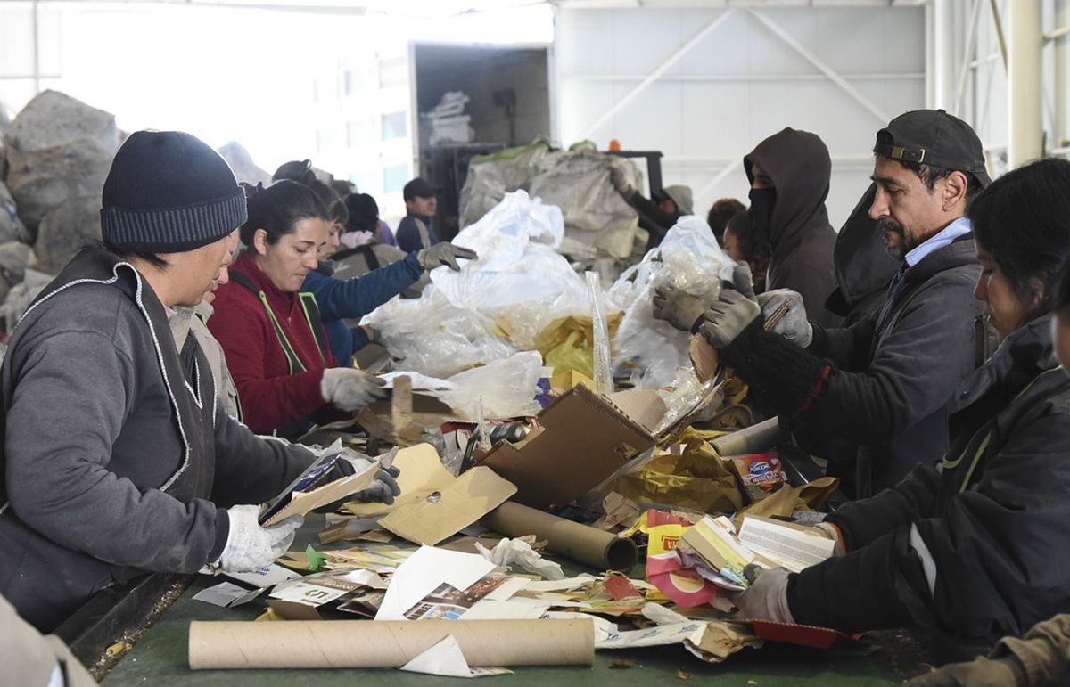 Los recuperadores urbanos encuentran su sustento económico en el reciclaje. Los recuperadores urbanos encuentran su sustento económico en el reciclaje.
