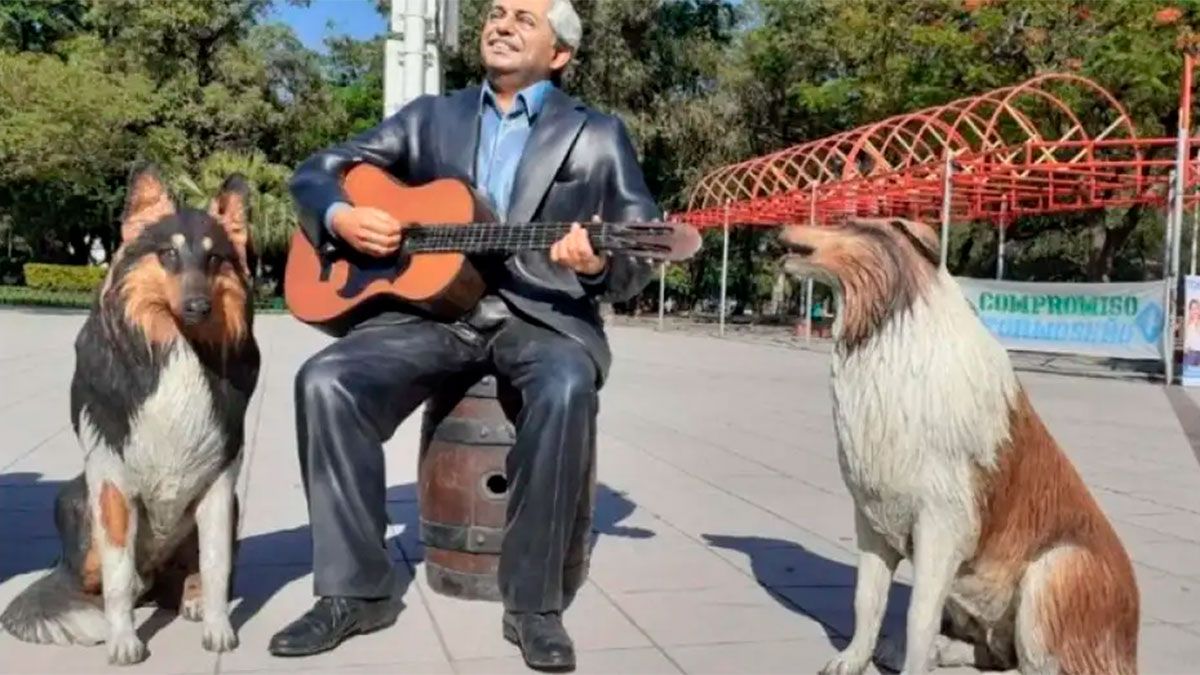 Estatuas de Alberto Fernández y sus perros fueron instaladas en una plaza