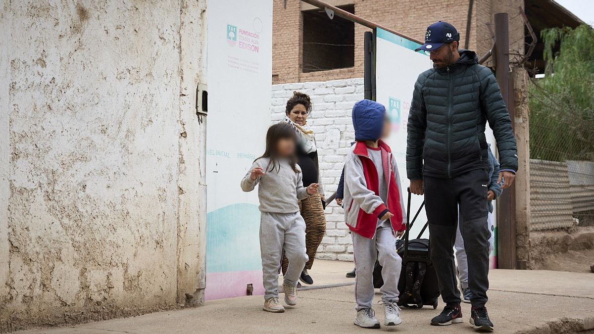 El voucher del gobierno de Milei es una ayuda para la clase media que envía a sus hijos a colegios que cuentan con una subvención de la provincia. El voucher del gobierno de Milei es una ayuda para la clase media que envía a sus hijos a colegios que cuentan con una subvención de la provincia.