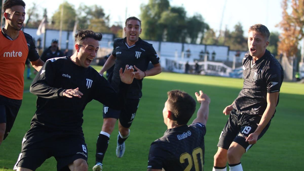 Santiago López es uno de los goleadores de Gimnasia y Esgrima. Santiago López es uno de los goleadores de Gimnasia y Esgrima.