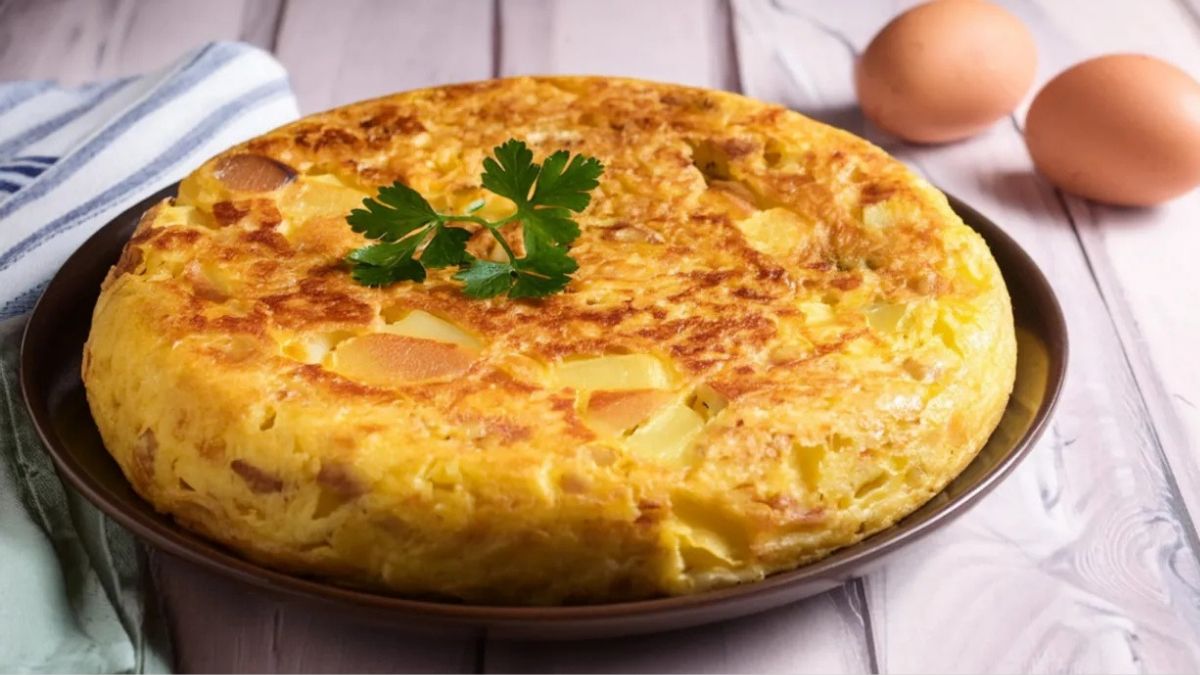 Cómo preparar la Tortilla de papas tradicional: la receta española riquísima y con 1 ingrediente secreto