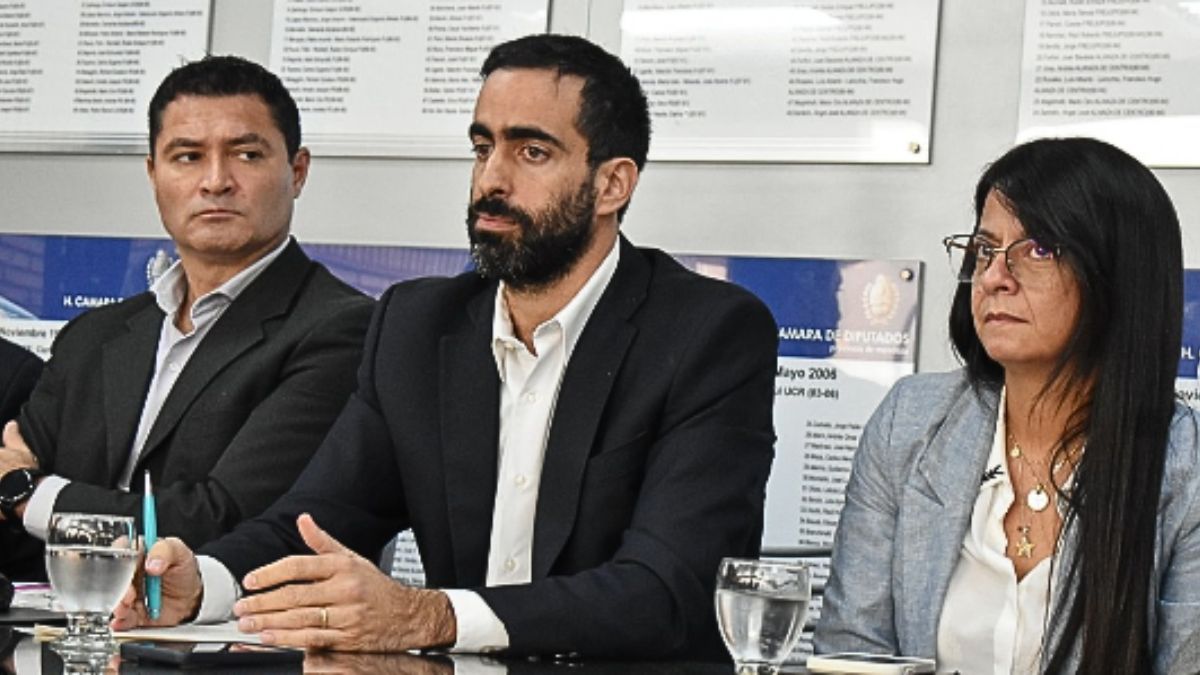 El ministro de Hacienda, Víctor Fayad, acudió a la Legislatura a explicar las condiciones en las que el Gobierno pretende vender las acciones de IMPSA. El ministro de Hacienda, Víctor Fayad, acudió a la Legislatura a explicar las condiciones en las que el Gobierno pretende vender las acciones de IMPSA.