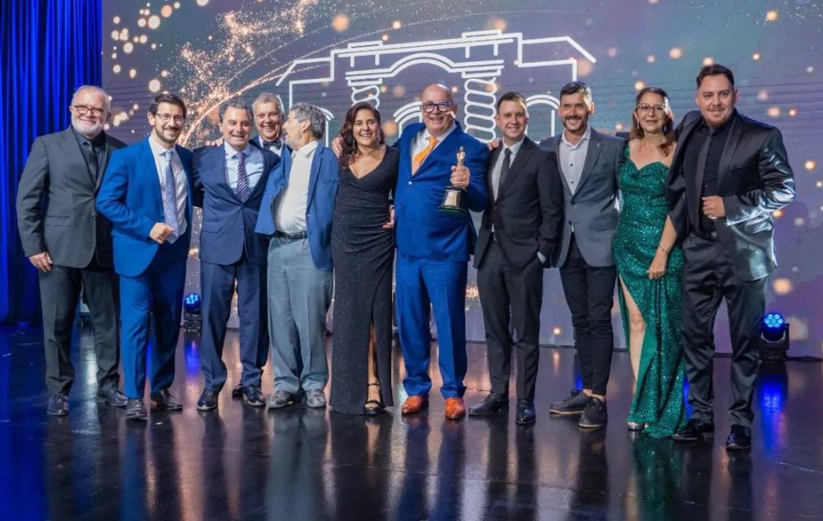 Feliz Día, colegas. Parte del equipo de Radio Nihuil, en Tucumán, cuando ganamos este año el Martín Fierro de Oro por Feliz Día, colegas. Parte del equipo de Radio Nihuil, en Tucumán, cuando ganamos este año el Martín Fierro de Oro por