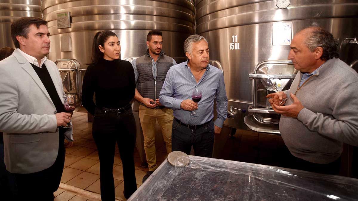 Alfredo Cornejo visitó dos emprendimientos vitivinícolas en Tunuyán.
