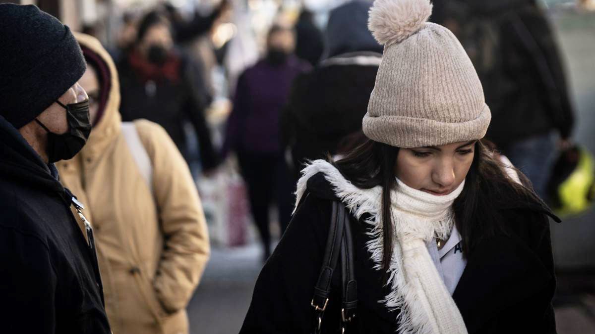Las personas deben abrigarse de manera adecuada frente a estas temperaturas.