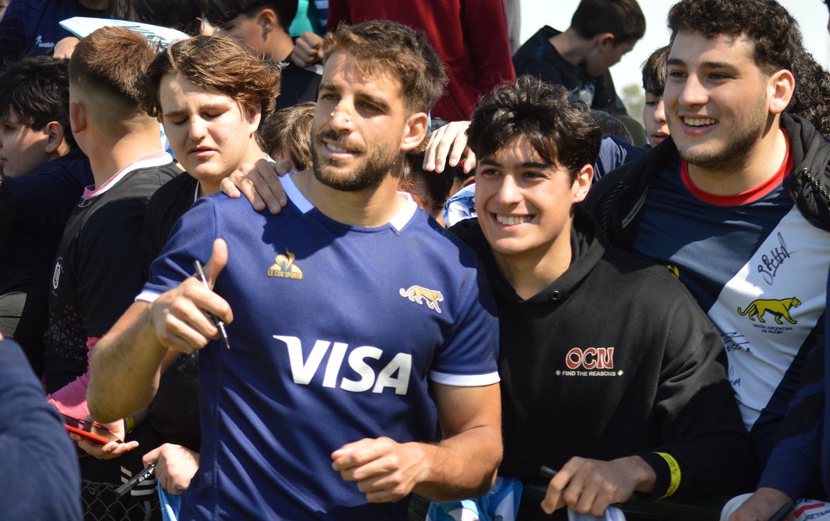 Mallía con los fans de Los Pumas en Santa Fe.