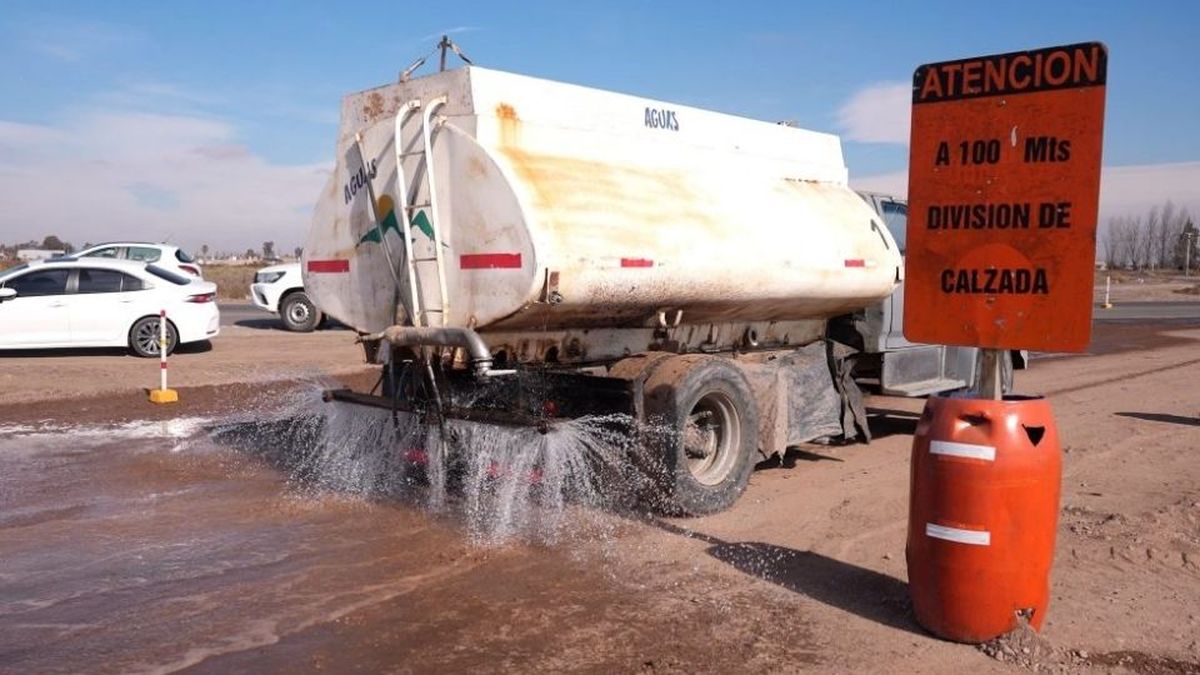 Se implementó una nueva modificación en el tránsito del Acceso Este: la calzada Sur funcionará con doble sentido de circulación en un tramo clave. Se implementó una nueva modificación en el tránsito del Acceso Este: la calzada Sur funcionará con doble sentido de circulación en un tramo clave.