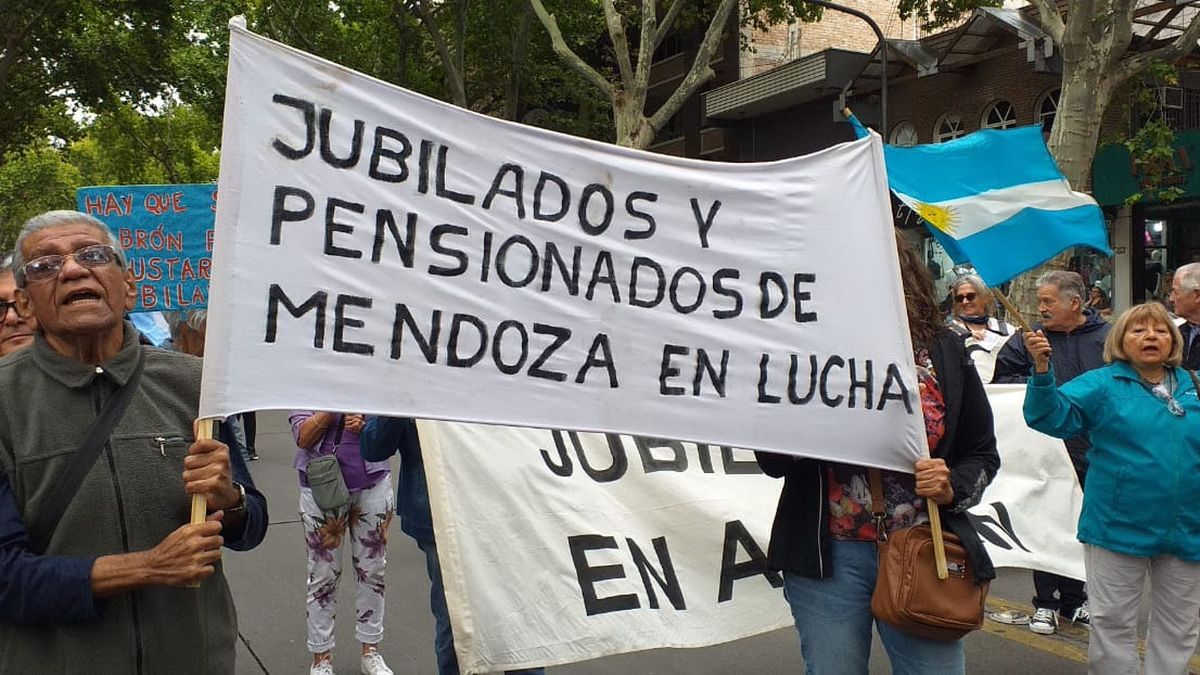 Jubilados y pensionados participaron en la contramarcha durante el Carrusel de la Vendimia 2025. Jubilados y pensionados participaron en la contramarcha durante el Carrusel de la Vendimia 2025.
