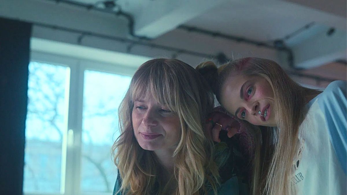 La chica y el cosmonauta presenta una historia dramática romántica marcada por la ciencia ficción. La chica y el cosmonauta presenta una historia dramática romántica marcada por la ciencia ficción.