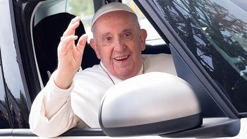 El papa Francisco recibió el alta luego de estar internado por bronquitis: Aún estoy vivo
