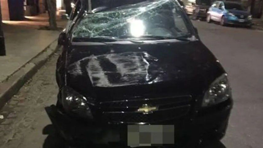 Una mujer se mareó por el eclipse, chocó a otro auto estacionado y volcó