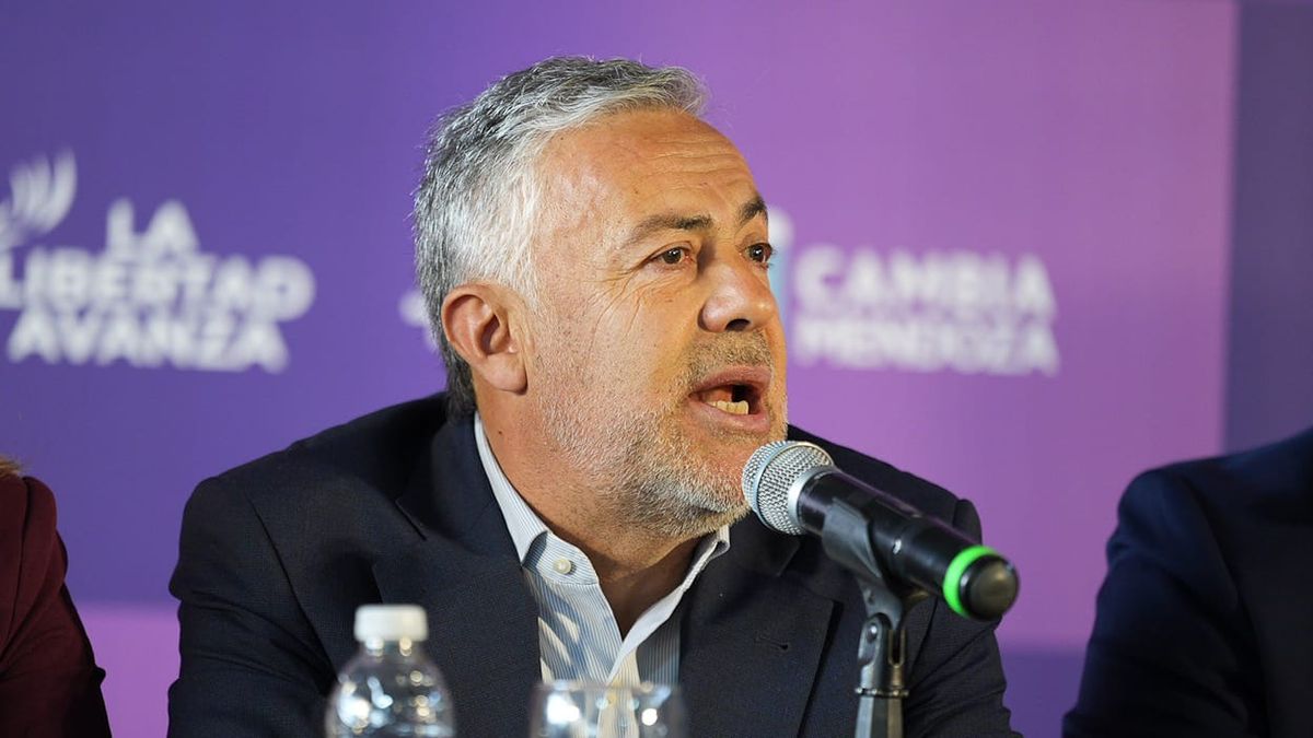 La alianza Libertad Avanza + Cambia Mendoza presentó sus candidatos en el club Andes Talleres. Alfredo Cornejo pidió el voto como un aval a su gestión. La alianza Libertad Avanza + Cambia Mendoza presentó sus candidatos en el club Andes Talleres. Alfredo Cornejo pidió el voto como un aval a su gestión.