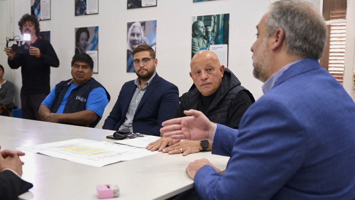 El intendente de Maipú, Matías Stevanato, junto a dos funcionarios municipales y el director de la Escuelita Huguito, Hugo López. El intendente de Maipú, Matías Stevanato, junto a dos funcionarios municipales y el director de la Escuelita Huguito, Hugo López.