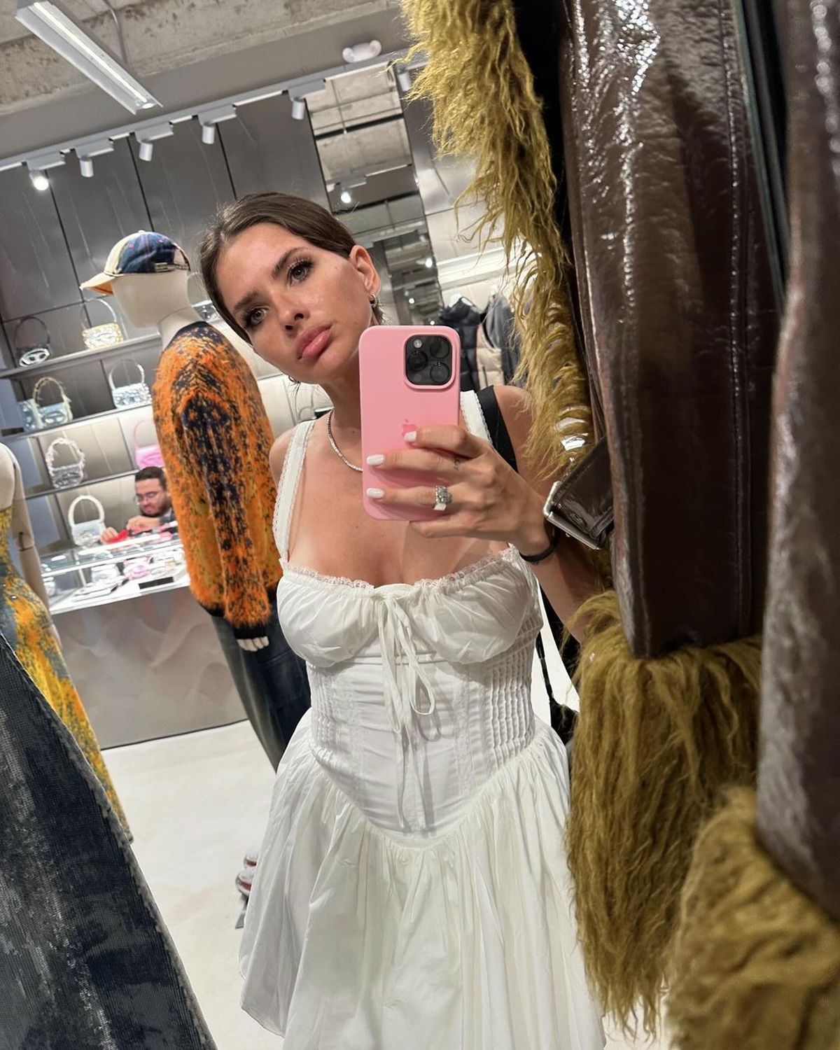 Desde Miami, la China Suárez se suma al off-white en clave XS, al ras y anticipa el verano. Desde Miami, la China Suárez se suma al off-white en clave XS, al ras y anticipa el verano.