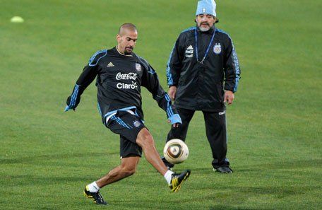 Verón participó de la práctica de la Selección y estará el martes ante Grecia