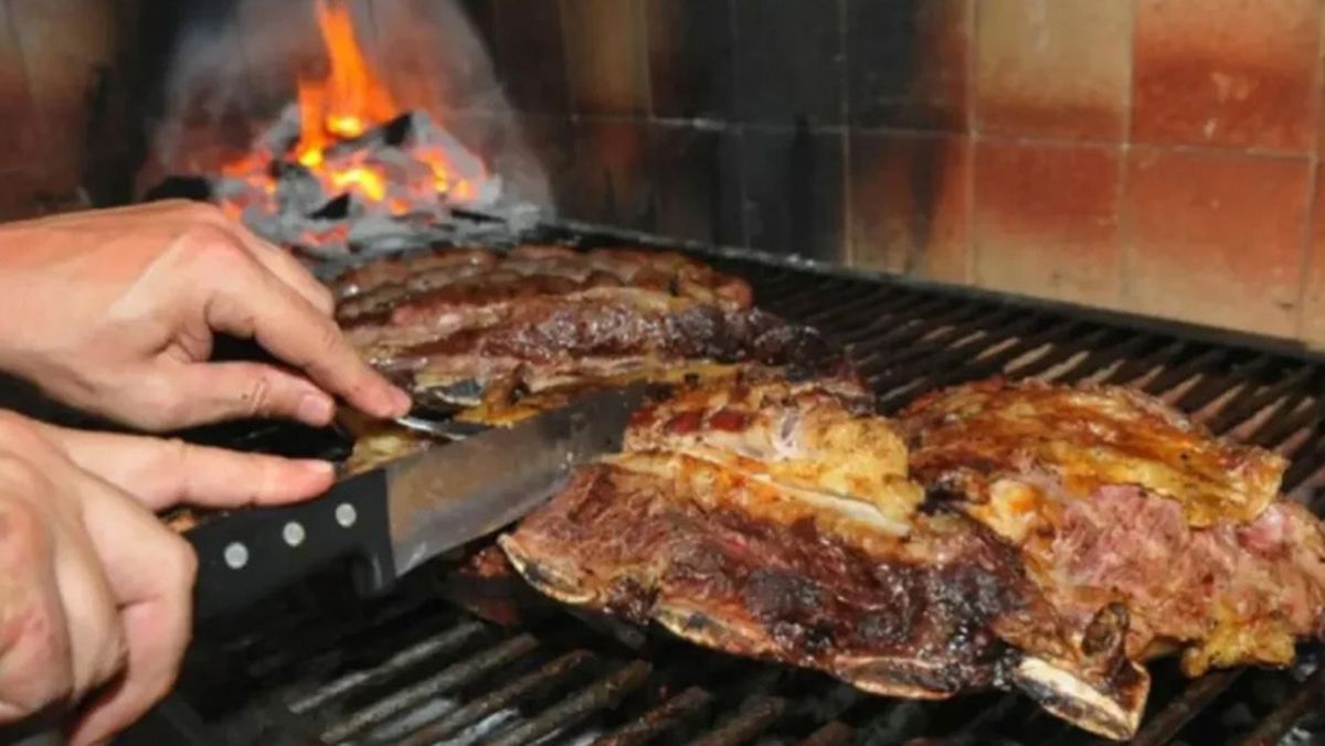 La falda parrillera reemplaza sin problemas a un costillar en un buen asado argentino. La falda parrillera reemplaza sin problemas a un costillar en un buen asado argentino.
