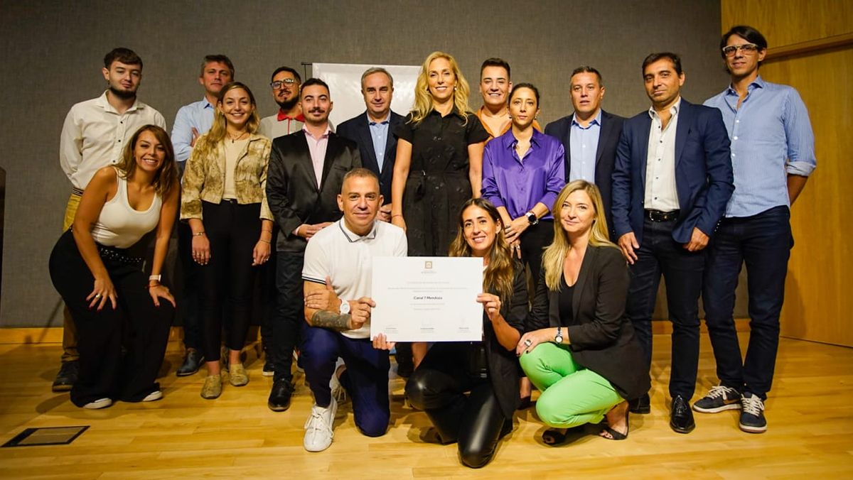 Los responsables directivos, técnicos, periodísticos y de producción del ciclo Sentí Vendimia que lograron televisar para El Siete las 18 fiestas departamentales, posan junto a la senadora Fernanda Sadabin y el diploma otorgado.