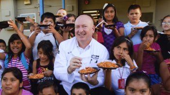 Es chef y se dedica a darles de comer a niños sin techo
