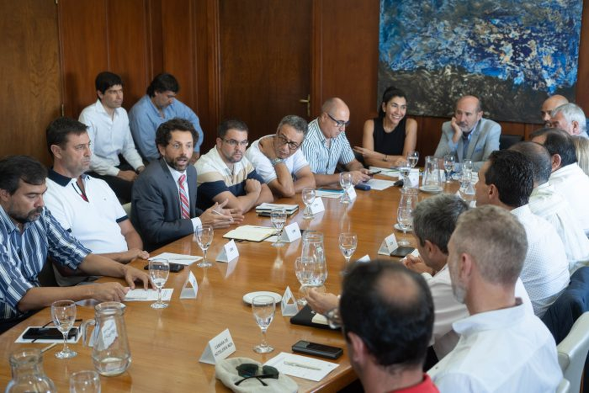 Los empresarios hicieron sus planteos y Vargas Arizu les prometió que eliminará regulaciones que rigen en la economía provincial Los empresarios hicieron sus planteos y Vargas Arizu les prometió que eliminará regulaciones que rigen en la economía provincial