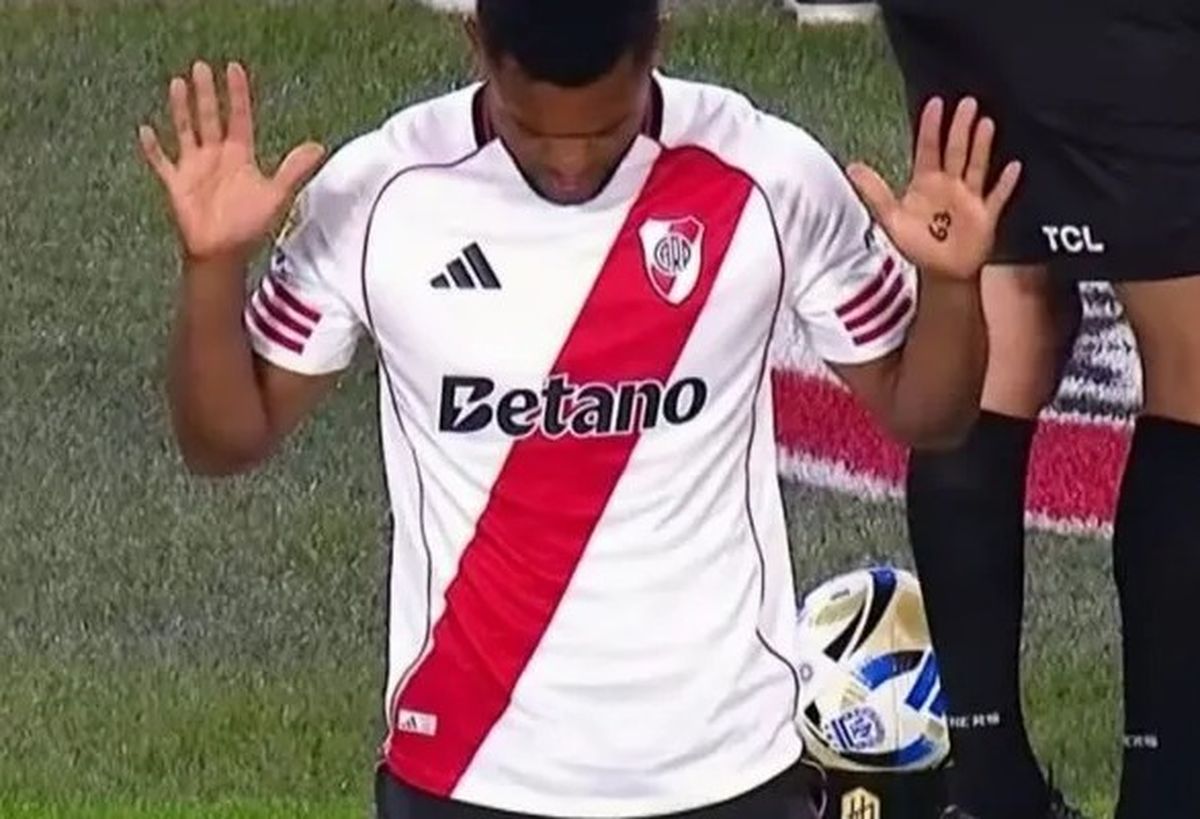 El delantero colombiano ingres&oacute; a la cancha con el n&uacute;mero 63 en su mano.