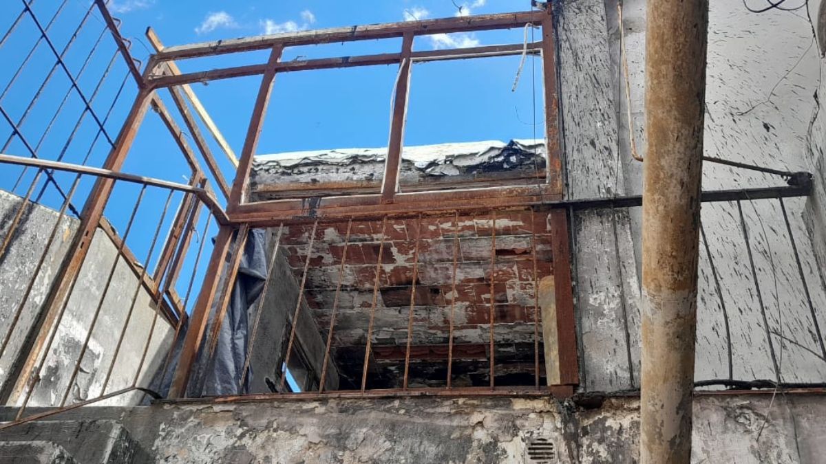 Para recostruir una casa incendiada hay que partir, por poco que sea, de lo que quedó en pie.