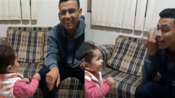 La niña que conmueve al intentar comunicarse con su padre sordomudo