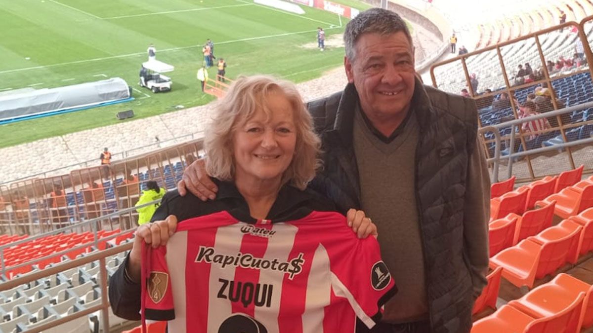 Irma y Rubén, los padres de Fernando Zuqui, con la camiseta de Estudiantes Irma y Rubén, los padres de Fernando Zuqui, con la camiseta de Estudiantes