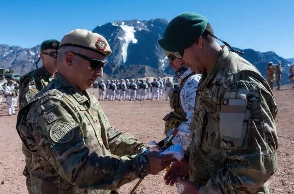 Saludo e intercambios entre los responsables de la expedición argentino-chilena. Saludo e intercambios entre los responsables de la expedición argentino-chilena.
