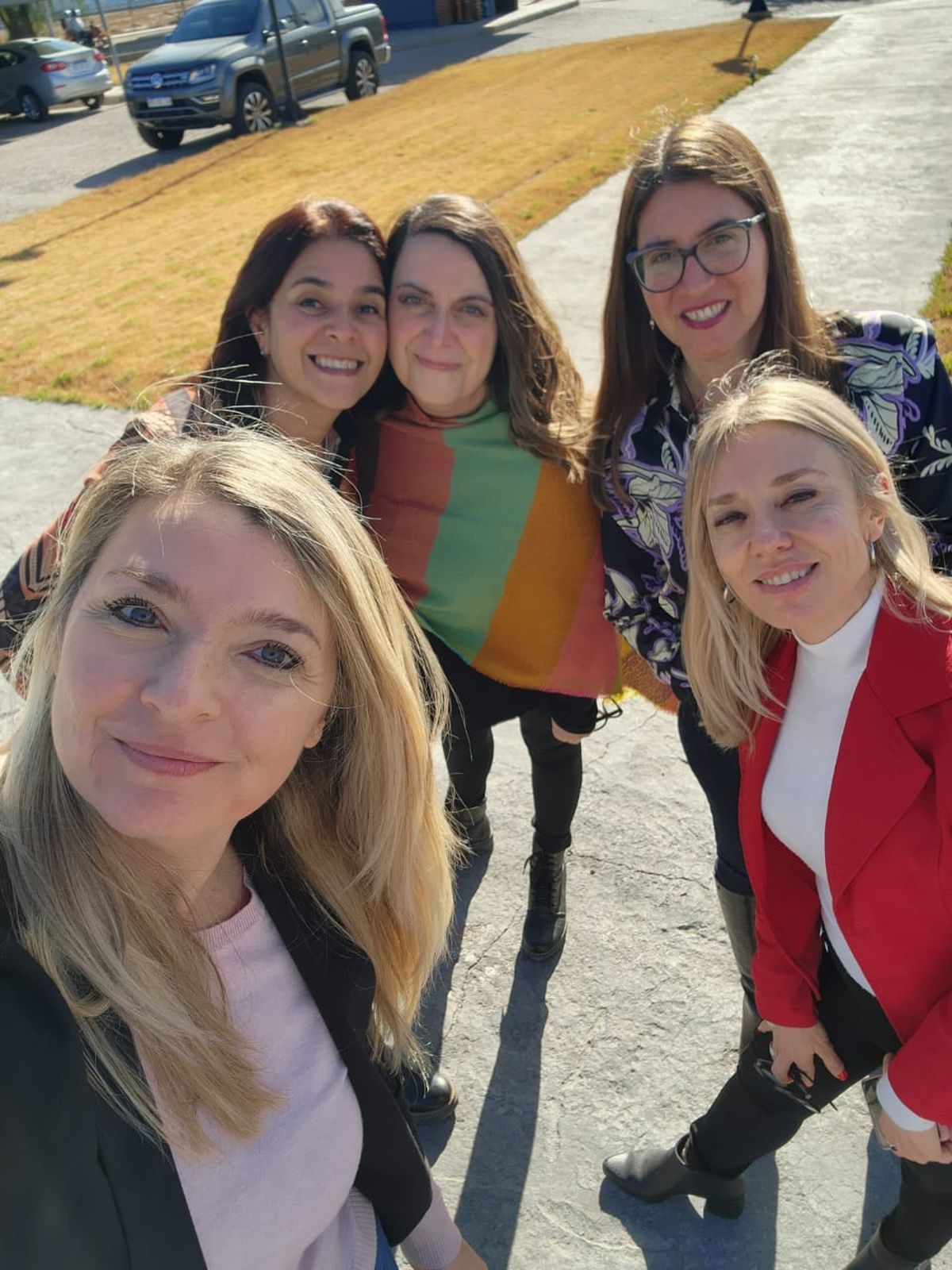 Selfie de mujeres que le dan su impronta al diario UNO: Paola Piquer, Rosana Villegas, Marcela Furlano, Natalia Sosa Abagianos y Sarita González.