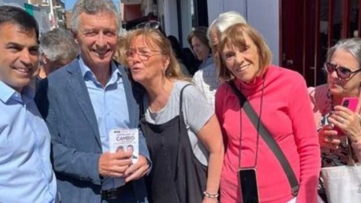 Mauricio Macri salió a repatir boletas de la fórmula Patricia Bullrich-Luis Petri.