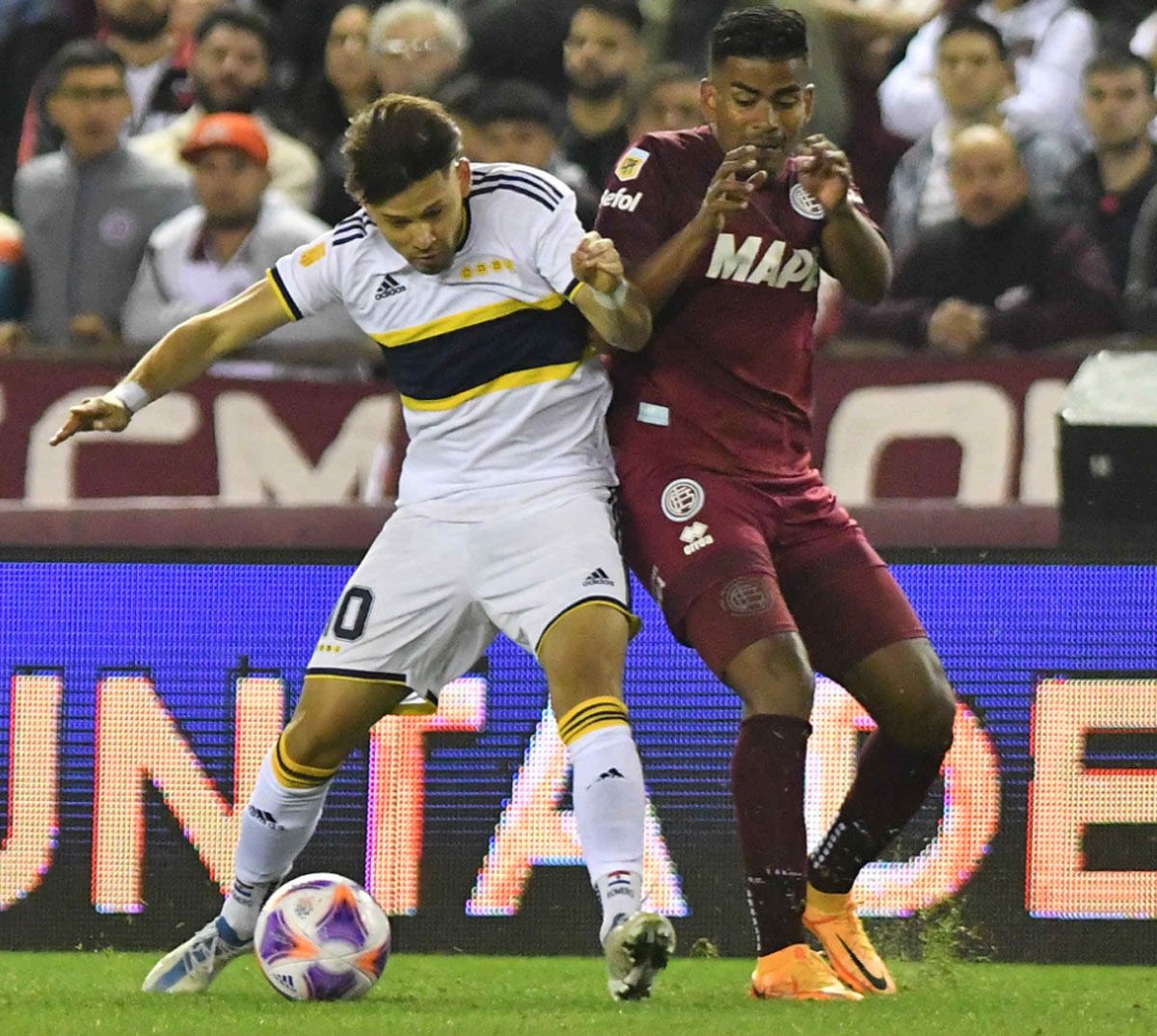 Boca Juniors le ganó a Lanús sobre la hora