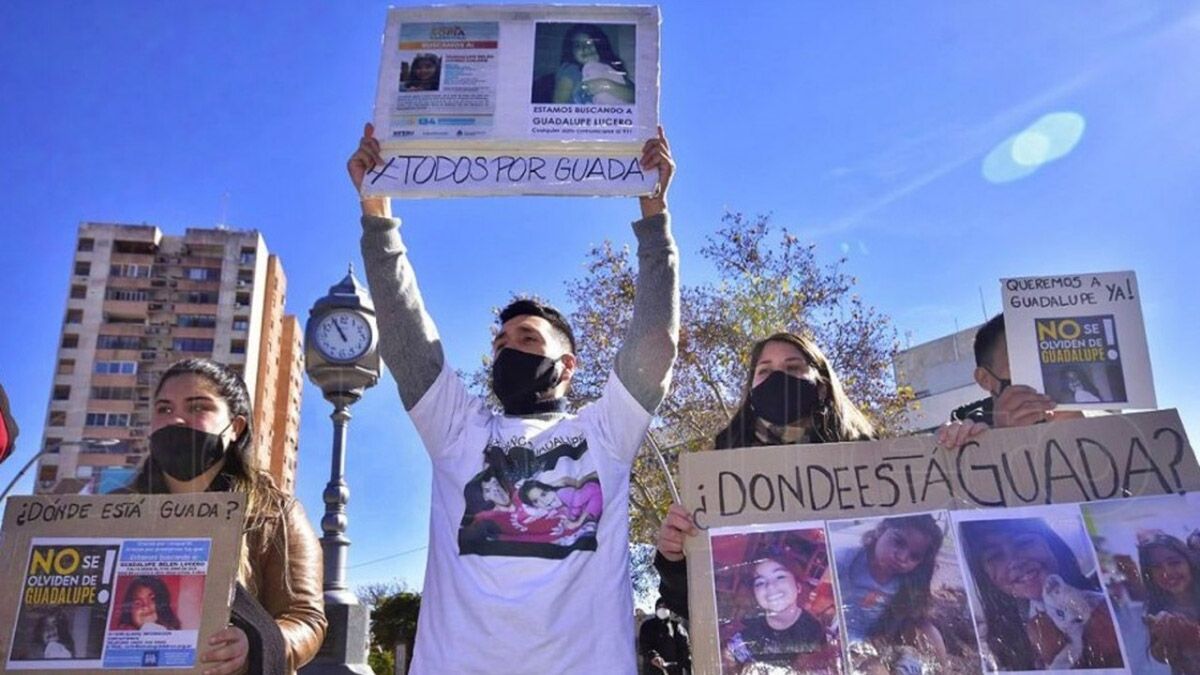 Los familiares y vecinos del papá de Guadalupe Lucero marcharon por las calles de la ciudad de San Luis a tres semanas de la desaparición de la niña