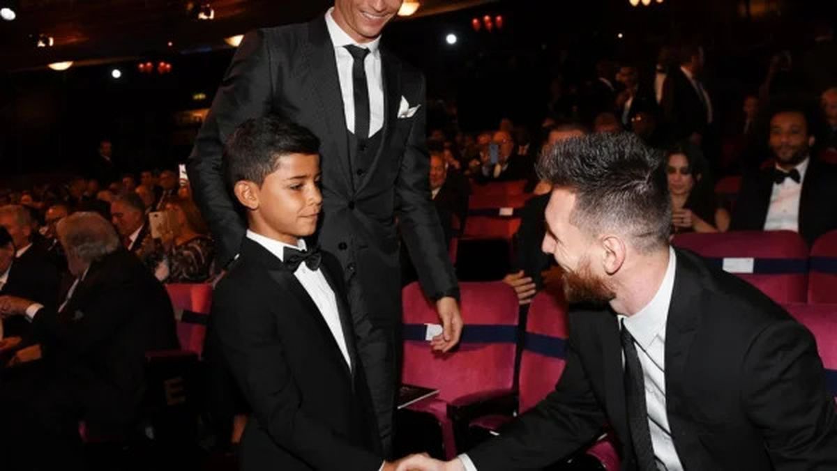 Cristiano Jr. estrech&oacute; la mano de Lionel.
