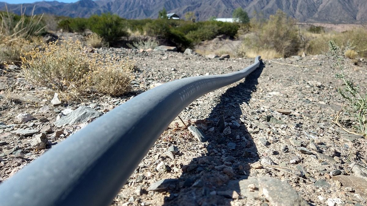 En la costa norte de Potrerillos, el agua potable se saca de surgentes y se traslada en mangueras.