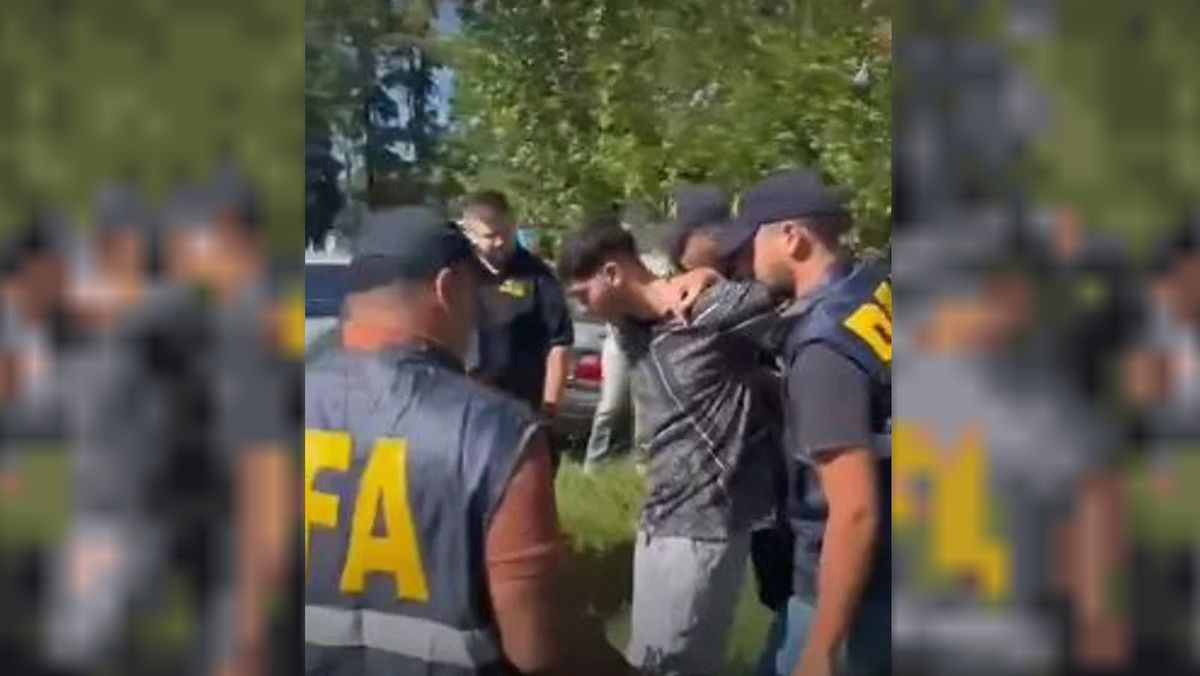 Alex Rojas, llamado "Pelusa", fue detenido en la ciudad de San Pedro por el asesinato de Umma, ocurrido el martes en Lomas de Zamora Alex Rojas, llamado "Pelusa", fue detenido en la ciudad de San Pedro por el asesinato de Umma, ocurrido el martes en Lomas de Zamora