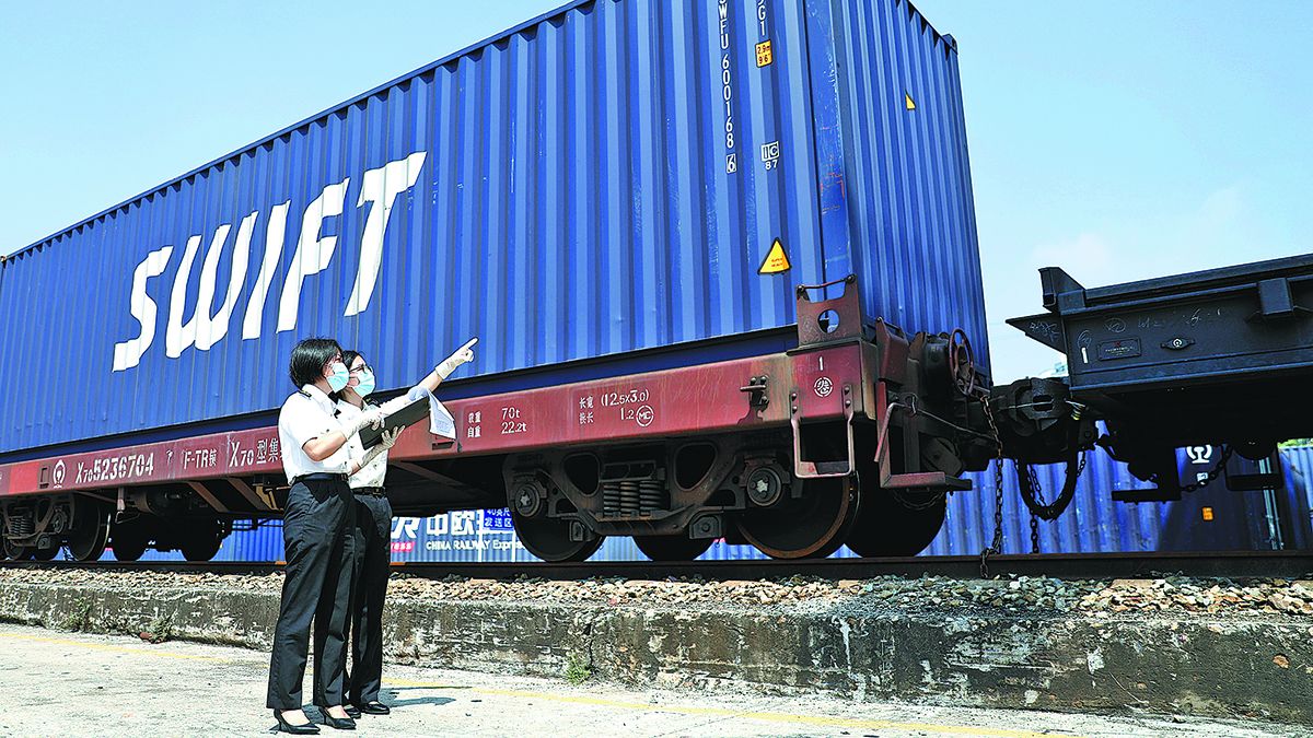 Empleadas de la Aduana de Xiamen supervisan un tren de carga de China Railway Express en el área de libre comercio de la ciudad en la provincia de Fujian. LI SIYUAN / SERVICIO DE NOTICIAS DE CHINA