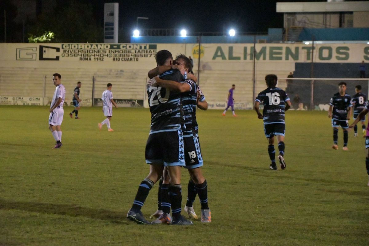 Jesús Vera grita el gol junto a uno de sus compañeros. Jesús Vera grita el gol junto a uno de sus compañeros.