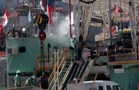 La perforadora avanzó y comenzó la etapa final del rescate de los mineros