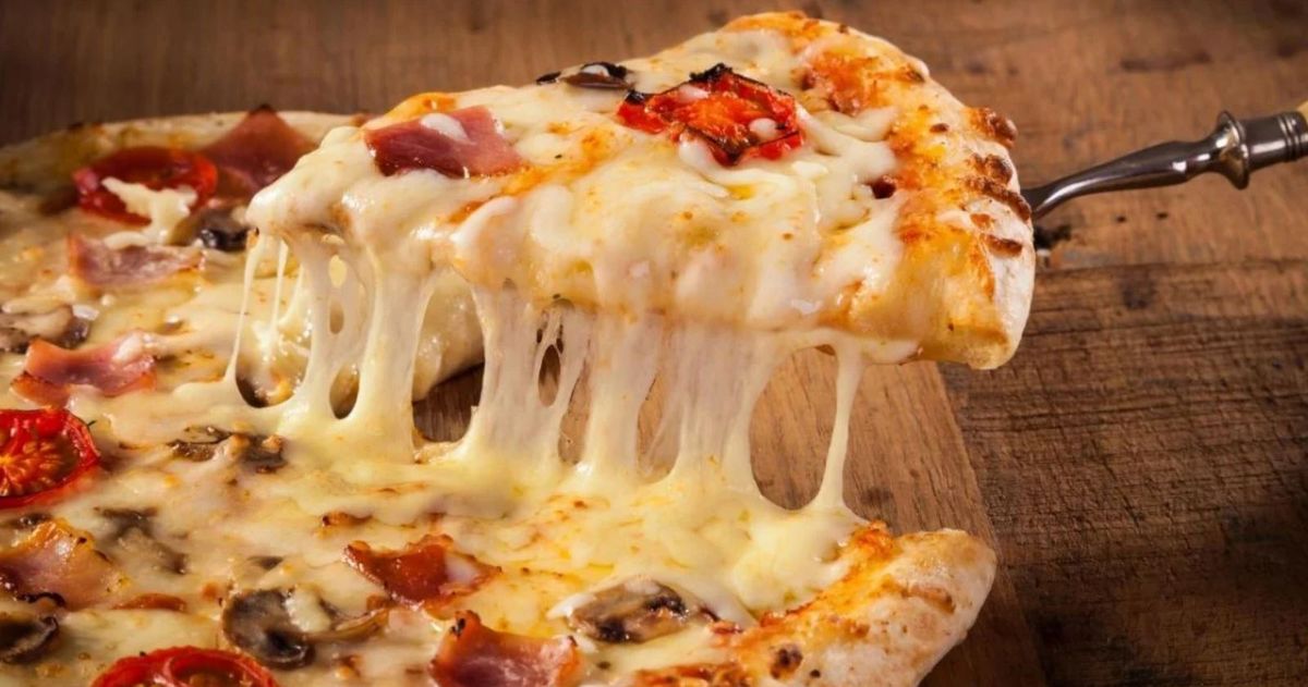 Riquísima piza casera. Con esta receta de piza casera fácil vas a quedar como un rey.