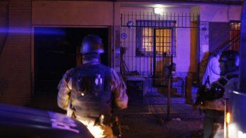 Atrincherados y un baleado en una casa de la Cuarta Sección