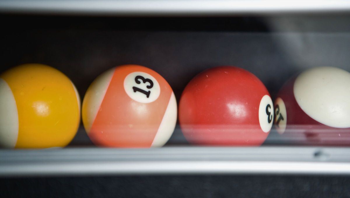 El número 3 representa transformación, renacimiento y valentía, simbolizando de esta forma un ciclo de muerte y renovación, la "muerte" del sol en el invierno para renacer después. El número 3 representa transformación, renacimiento y valentía, simbolizando de esta forma un ciclo de muerte y renovación, la "muerte" del sol en el invierno para renacer después.