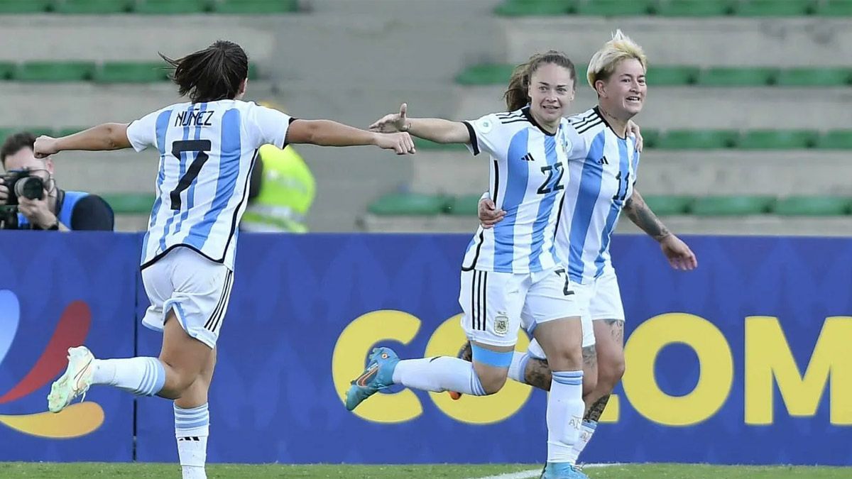 Estefanía Banini celebra un gol con la Selección argentina femenina de fútbol.