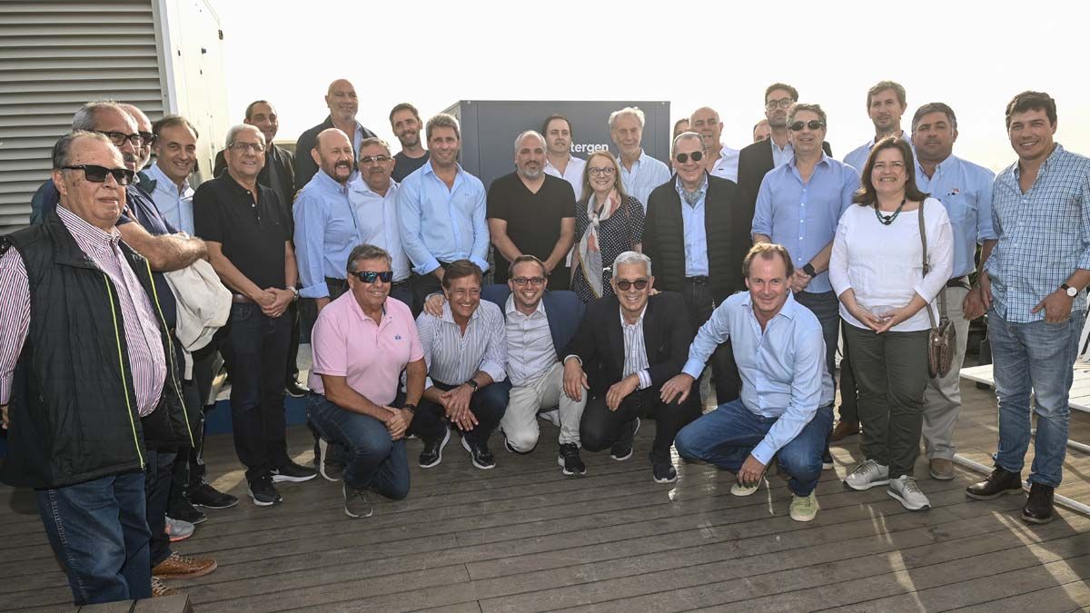 Esfuerzo. Sergio Marinelli y Rodolfo Suarez debieron agacharse para lla foto grupal de la delegación argentina en Israel.