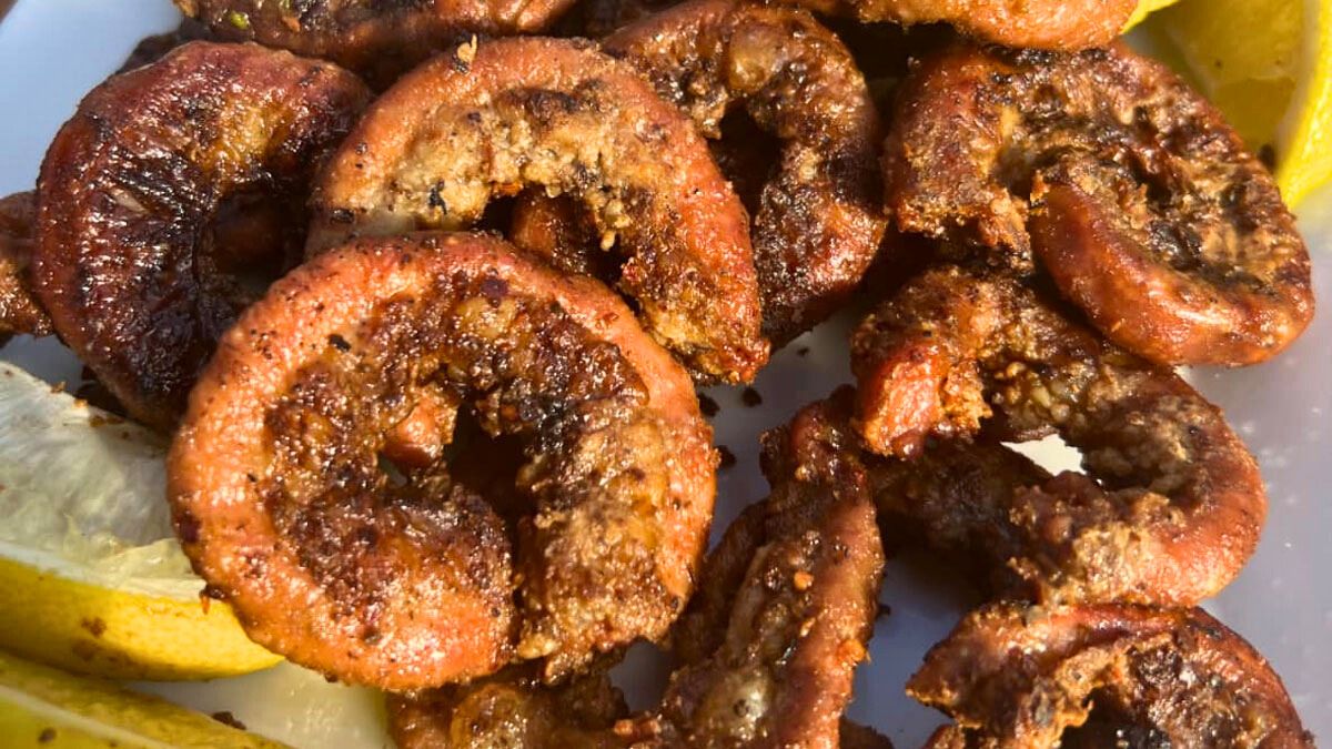 La receta de chinchulines en el asado salen espectaculares a la parrilla.