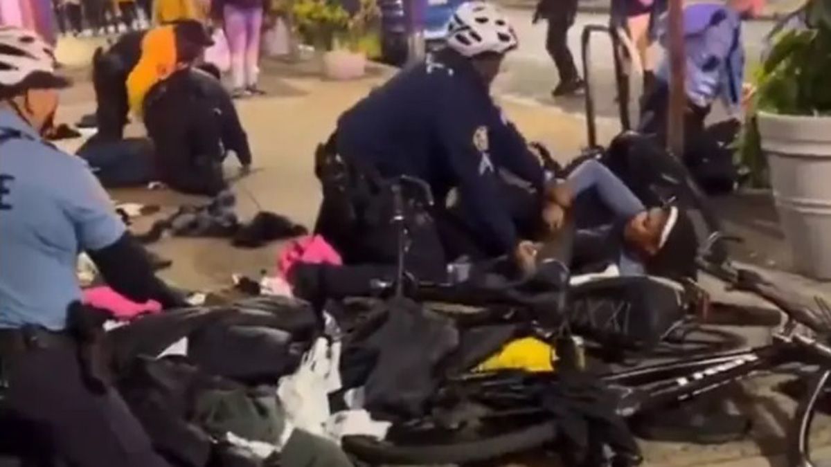 Los jóvenes que organizaron los saqueos en la ciudad de Fidadelfia se enfrentaron con la Policía y varios fueron detenidos Los jóvenes que organizaron los saqueos en la ciudad de Fidadelfia se enfrentaron con la Policía y varios fueron detenidos