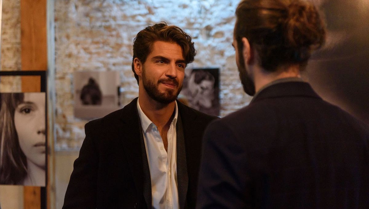 Maxi Iglesias interpreta a Víctor Andradas en la serie Valeria de Netflix.