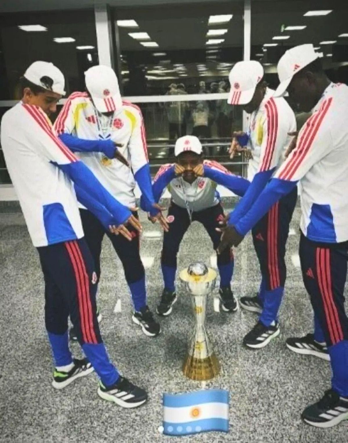 El juvenil de Boca tuvo que soportar la cargada en las redes de los colombianos.