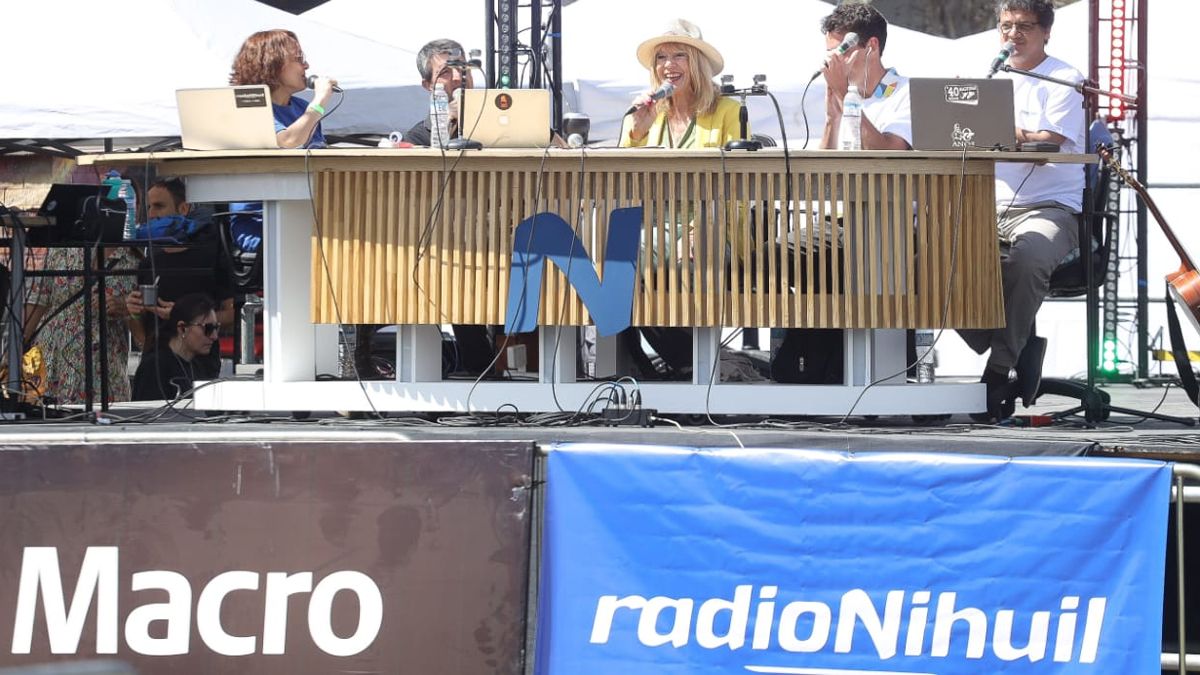 Parte de los hacedores de Radio Nihuil en los festejos.