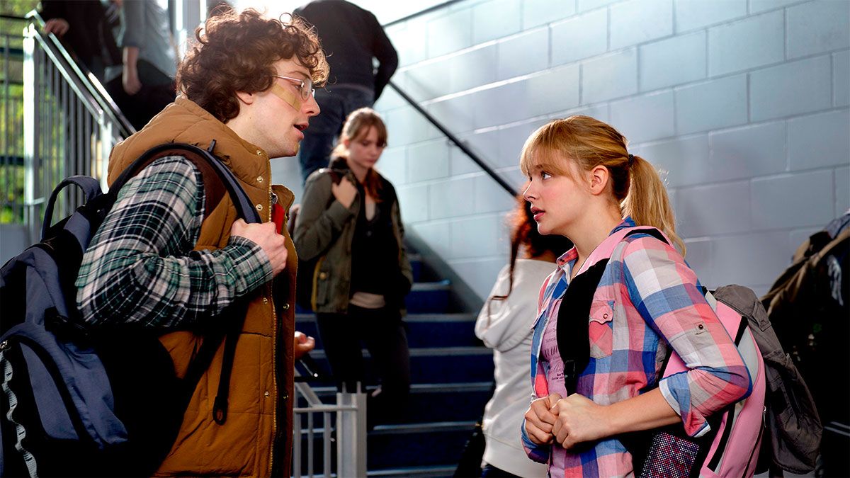 Chloë Grace Moretz fue parte del elenco principal de Kick-Ass interpretando a Mindy Macready y su nombre superhéroe era Hit-Girl. Chloë Grace Moretz fue parte del elenco principal de Kick-Ass interpretando a Mindy Macready y su nombre superhéroe era Hit-Girl.