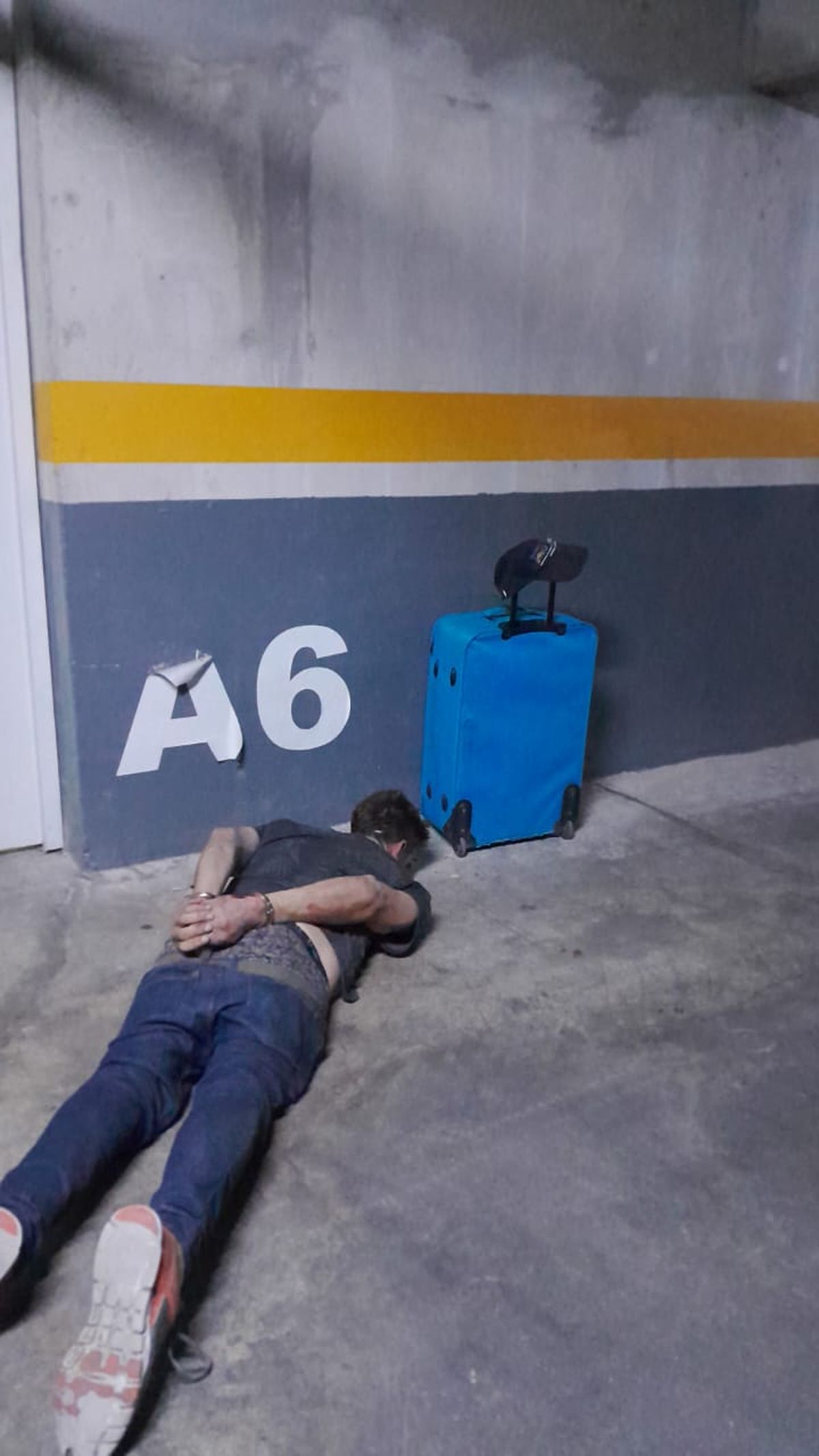 Uno de los delincuentes detenido al lado de la valija en la que llevaba uno de los matafuegos. Uno de los delincuentes detenido al lado de la valija en la que llevaba uno de los matafuegos.